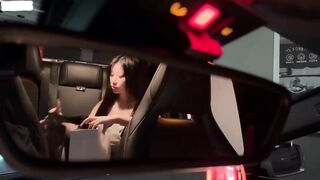 下班趁着空闲去跑滴滴随机挑选巨乳美少女，偷偷给她喂春药，带回家干爆肥嫩小穴，操到一半结果给操醒了，哭着说别操我了，最后可能是操爽了，也没有说什么提上裤子就走了！