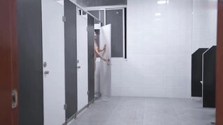 偷偷跟妈妈的闺蜜勾搭在了一起，30多岁风韵犹存的少妇实在是让我欲罢不能！只好把她调教成我的性奴，三天两夜连续内射风韵犹存的少妇！