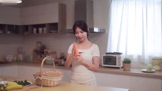 国产剧情片家里装修借宿在下属家，哪知他的老婆是我的前任，趁着下属出去喝酒不在家，和前任在家旧情复燃，人妻感满满！