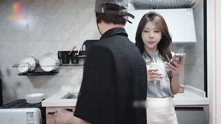 小秘书和下来镀金的二代在办公室偷情，结果被同事偷拍，趁着周末放假公司没什么人偷偷在休息间威胁她！