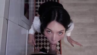 白领骚女口交拉了好多丝，直接站着无套后入，射完鸡巴拔出来精液也全部留下来了！