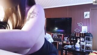 这么色真的ok吗？穿着她最喜欢的连身小礼服站着后入奶子在抖腿也在抖