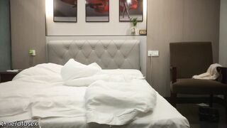 酒店2000元约炮身材丰满的少妇各种姿势玩她的大肥鲍鱼