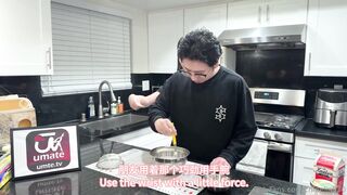 本来叫上门烘焙师做情欲蛋糕给女友，结果奶油还没打发，就把她按在料理台上厨房直接开干，奶油射满全身。