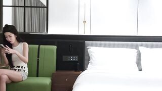 【7BOSS探花】约了个神似某个网红的小妹气质优雅兔女郎制服后入怼起来_表情淫荡声音迷人