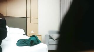 【利哥探花】170大长腿外围小姐姐，肤白貌美人风骚，掰开玉腿黑森林湿润一片，花式啪啪看打桩机神威