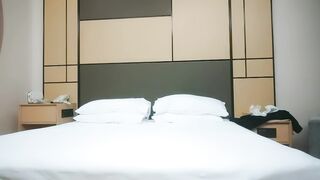 【利哥探花】170大长腿外围小姐姐，肤白貌美人风骚，掰开玉腿黑森林湿润一片，花式啪啪看打桩机神威