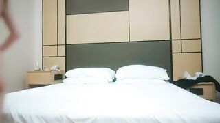 【利哥探花】170大长腿外围小姐姐，肤白貌美人风骚，掰开玉腿黑森林湿润一片，花式啪啪看打桩机神威