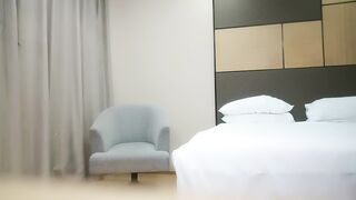 【利哥探花】人肉打桩机战小骚货，黑丝短裙揉穴调情，特写口交活很不错，大屁股骑乘大力抽插
