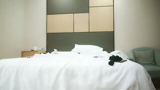 【利哥探花】今夜高端车模专场，175大长腿，极品御姐风，肤白貌美俏佳人，打桩机花式啪啪玩得尽兴