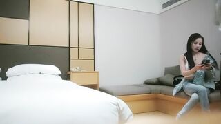 【利哥探花】吊带小背心顶级小骚货，170CM黑丝大长腿，扭动屁股磨屌，特写深喉插嘴，穿着高跟鞋骑乘