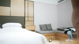 【利哥探花】吊带小背心顶级小骚货，170CM黑丝大长腿，扭动屁股磨屌，特写深喉插嘴，穿着高跟鞋骑乘