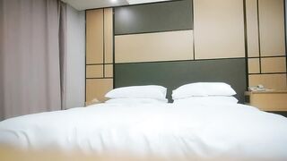 【利哥探花】吊带小背心顶级小骚货，170CM黑丝大长腿，扭动屁股磨屌，特写深喉插嘴，穿着高跟鞋骑乘