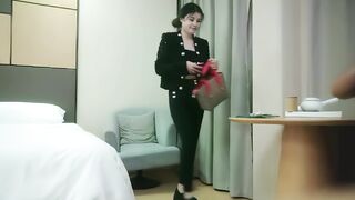 【利哥探花】大长腿外围妹，黑丝大屁股翘着口交，近距离视角拍摄，骑在身上往下猛坐
