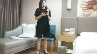 【利哥探花】深夜场黑裙小少妇，情趣装黑丝袜扭动屁股，翘起大屁股舔屌，正入抽插打桩猛操