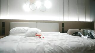 【利哥探花】深夜苗条外围妹，超近距离视角拍摄，揉穴舔逼调情，正入抽插打桩，美臀骑乘