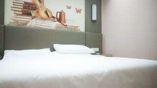 【利哥探花】网约极品大长腿外围女，坐在身上揉捏奶子，超近距离视角口交，情趣装开档丝袜，正入抽插猛操