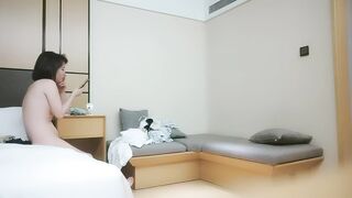 【利哥探花】花色长裙白皙少妇，脱掉衣服坐身上互摸调情，翘起屁股深喉口交，穿着高跟鞋抬腿抽插猛操