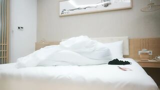 【利哥探花】风衣高端外围妹子，扒掉衣服镜头前特写深喉，开档黑丝正入抽插，骑乘大力猛操
