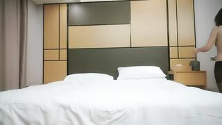【利哥探花】高品质探花，一天三次深夜场极品女，黑丝高跟鞋抗腿猛操，扶着细腰打桩机顶入深插