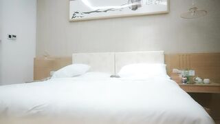【利哥探花】高端场白衣大奶美女，多姿势口交，大白屁股，大力深插撞击很Q弹