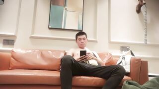【千人斩探花】牛仔短裤腰细大奶妹子，超近距离掰穴特写吸奶口交，骑乘干了几下有味道不干了