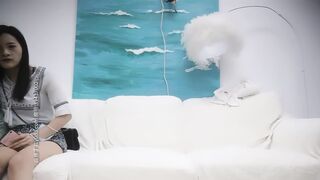 【千人斩探花】甜美花裙妹子玩3P，近距离拍摄边骑乘边口交，抬腿后入翘起屁股猛操