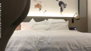 【小宝寻花】约了个白衣高颜值妹子，床上骑坐摸奶抽插抬腿侧入大力猛操