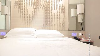 【小宝寻花】约了个高颜值长相甜美妹子，舌吻互摸上位骑乘再到床上舔弄猛操