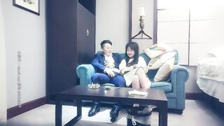 【赵总寻花】极品天然白虎馒头嫩逼学生妹，赵总直接无套内射，射完又让小天来体验这个馒头逼，无奈小穴太紧几下就败阵退场