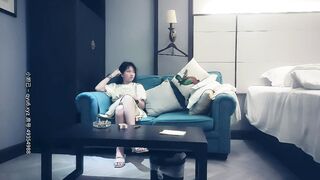 【赵总寻花】极品天然白虎馒头嫩逼学生妹，赵总直接无套内射，射完又让小天来体验这个馒头逼，无奈小穴太紧几下就败阵退场