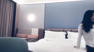 【赵总寻花】难得遇到主动献吻的极品气质黑丝美女，扯烂丝袜狂草二十分钟，把苗条美人操的尖叫不停