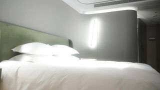 178长腿车模，疫情缺钱下海兼职，温柔妩媚真女神，后入啪啪乳浪翻滚，精彩佳作