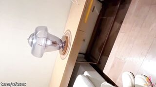 eeeeee003男友带一个男大学生来干女友，女友带着腼腆与男大学生各种玩，两人排着队操骚逼，绿帽老公一旁欣赏
