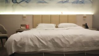【小马探花】昨晚少妇返场带上姐妹双飞大战，双女黑丝边口边舔左右扣逼，骑乘猛操拉着手后入，中场休息再换个女干