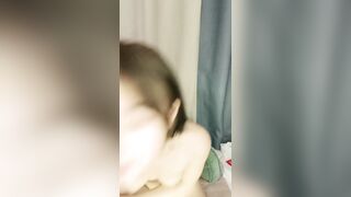 超甜美颜值少女！年纪不大超会玩！干净嫩穴道具自慰，振动棒抽插高潮喷水，表情看着很爽很享受