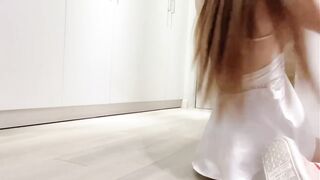 清纯美少女【ANNA102】外表甜美，坐在地上扣穴