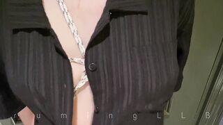 美女把两队奶子绑起来，揪着头发在地上爬，浴室里用假屌狂插女人逼，一边抠自己逼，一块高潮，按着头舔自己的逼