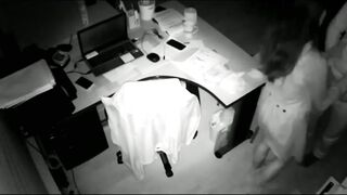 公司摄像头破解偸拍下班后经理与碎花连衣裙文员用电脑看黄片一起研究性爱动作在办公桌前打一炮！