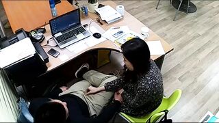 公司摄像头破解偸拍下班后经理与碎花连衣裙文员用电脑看黄片一起研究性爱动作在办公桌前打一炮！