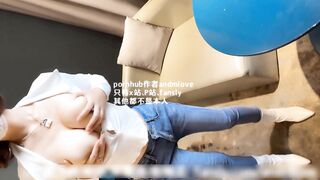 【优雅气质尤物】御姐女神报复老公在外偷吃，勾引同事狠狠肏她，修身牛仔裤开档爆操，视觉感超顶，顶级反差人妻，高清1080P无水印原档