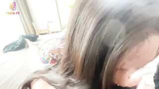 【极品-小热巴-Una尤奈】极品制服诱惑女友哄人方式 趁着打游戏吸吮肉棒舔含龟头 挑逗插入滚烫蜜穴 榨精飙射，高清1080P原版无水印
