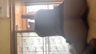 中出黑丝御姐 无套爆操隔壁邻居后内射 乳摇臀摆极尽诱惑，精液顺着湿润白虎流淌