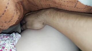 刺激偷情实录 趁嫂子在睡觉直接上床插入