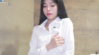 反差婊骚穴发痒卫生间自慰满脑子小表弟被无套猛怼