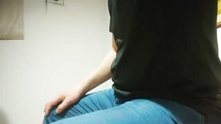 大哥找按摩小姐不操逼只爱打飞机抓着大屌磨蹭逼