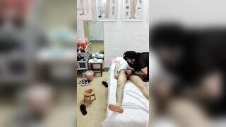 大家喜欢这种熟女吗？逼虽老服务却到位，所有服务来一遍口交内射通通来