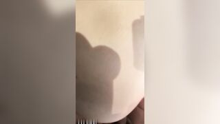 天花板眼镜妹子被抽插的疯狂乱叫，内射精液布满骚穴性爱