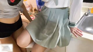 女同姐妹花互相抚摸着，一起用自慰棒一起给小哥吸精