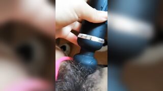 女大生上网课时，骚货忍不住当着全班师生，站起来开镜头自慰给大家看
